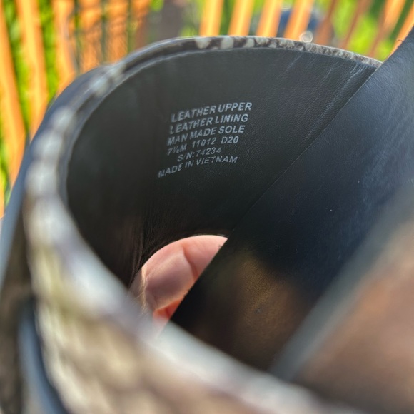 Tory Burch Britten Large zip pouch and
Leigh Anatomic Slide Sandals 7.5 - Picture 7 of 11